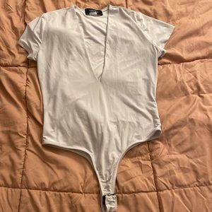 Super cute white V neck bodysuit 😍